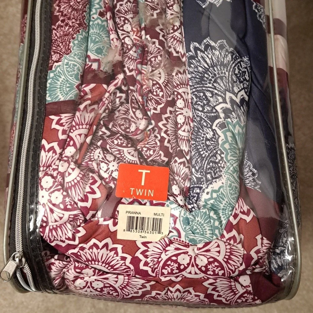 Blink Pranna Twin Reversible Comforter Set‎ Medallion Stripe Burgundy Navy 2pc